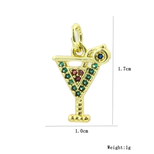 Vue macro d'un pendentif verre à cocktail doré 18 carats avec cristaux et dimensions