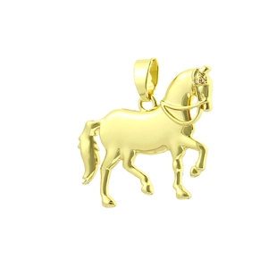Détail d'un pendentif cheval plaqué or 18k avec une finition polie et des pierres fines