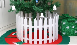 Dettaglio di un recinto bianco per la base dell'albero di Natale e decorazione festiva