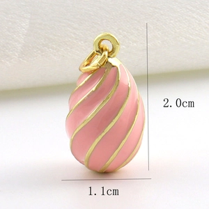Detailweergave van de roze en gouden emaille eivormige hanger van 2,0 cm x 1,1 cm