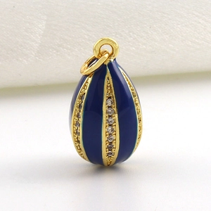 Detail van de donkerblauwe emaille eivormige hanger in Fabergé-stijl met goud en kristallen