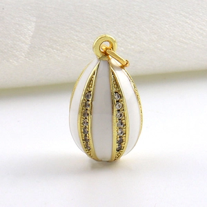Witte emaille eivormige hanger met gouden strepen en kristallen in Fabergé-stijl