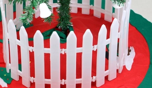 Dettaglio di segmenti di recinzione in plastica bianca per decorazione base albero