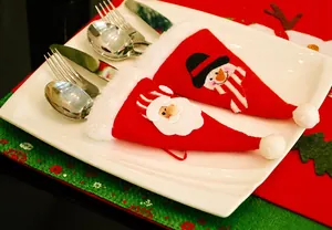 Dettaglio dei portaposate a forma di cappello di Babbo Natale con motivi decorativi