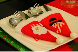 Dettaglio di portaposate natalizi in feltro con Babbo Natale e pupazzo di neve su piatto