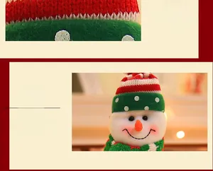 Detailansicht der handgestrickten Schneemann-Weinflaschenhülle aus weichem Stoff