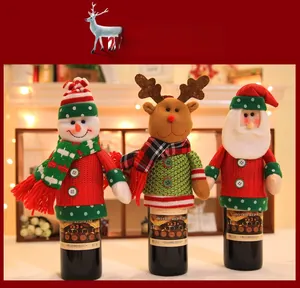 Drei festliche Weinflaschenhüllen mit Schneemann-, Rentier- und Weihnachtsmann-Motiven