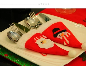 Dettaglio di portaposate con Babbo Natale e pupazzo di neve su un piatto natalizio festivo