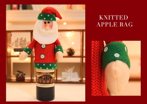 Detailaufnahme der gestrickten Weihnachtsmann-Weinflaschenhülle mit festlichem Muster