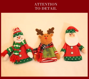 Details der gestrickten Weihnachts-Weinflaschenhüllen mit Schneemann-, Elch- und Nikolausdesign