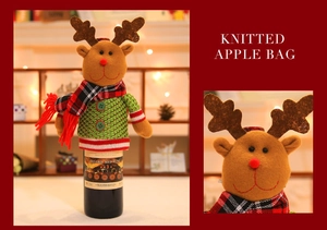 Detail der Rentier-Strickgeschenktüte mit braunem Geweih und rot kariertem Schal