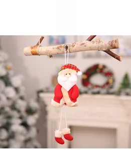 Dettaglio di Babbo Natale in peluche con cappello a quadri e gambe lunghe per albero di Natale