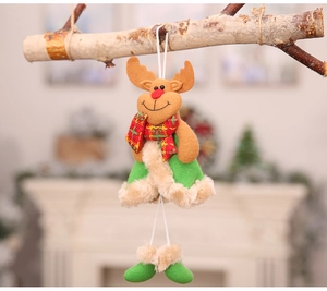Dettaglio di renna di Natale in peluche con abito verde e sciarpa a quadri appesa a un ramo