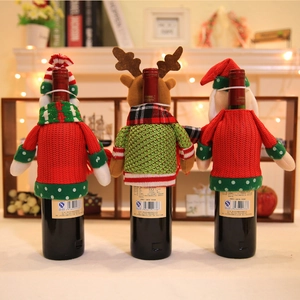 Drei gestrickte Weinflaschenhüllen mit Weihnachtsmann, Rentier und Elf Puppendesigns