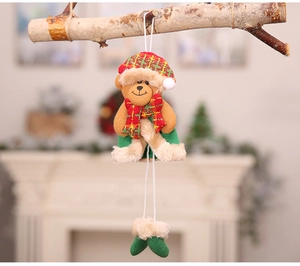 Dettaglio di un orsetto di peluche natalizio con cappello a quadri e gambe a penzoloni decor