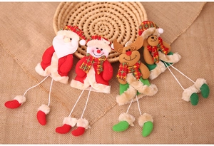 Dettaglio di decorazioni natalizie in peluche con Babbo Natale, pupazzo di neve e cervo