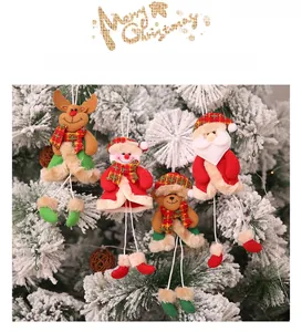 Dettaglio di ornamenti natalizi con renna, pupazzo di neve e Babbo Natale sull'albero
