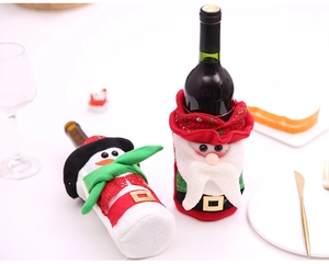 Vue détaillée des housses de bouteille de vin Père Noël et Bonhomme de neige