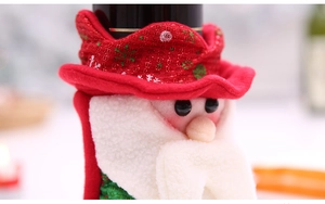 Détail macro du cache-bouteille Père Noël avec sequins et broderie flocon