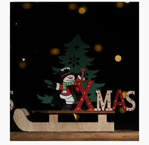 Detailansicht der Holz-Weihnachtsdeko mit Schneemann und lasergeschnittenem Baum