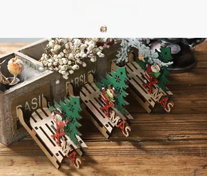 Details von Weihnachts-Schlitten aus Holz mit Weihnachtsmann und XMAS-Schriftzug