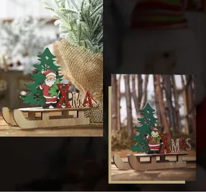 Makro-Detail von hölzernen Weihnachtsmann- und Rentier-Schlittenornamenten mit XMAS