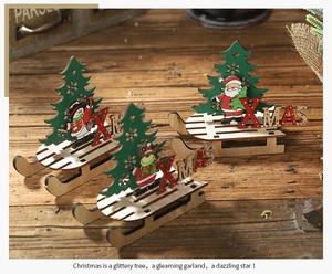 Detailansicht der handgefertigten Weihnachts-Schlitten-Deko aus Holz mit Weihnachtsmann
