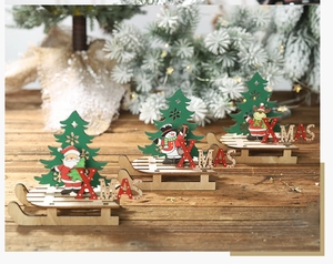 Drei hölzerne Weihnachtsschlitten-Dekorationen mit Weihnachtsmann und Schneemann