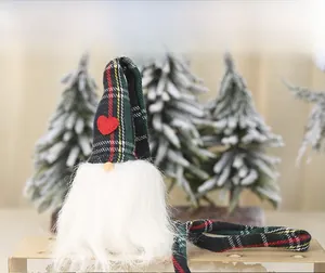 Gnome de Noël avec bonnet à carreaux et cœur rouge pour décoration festive de fête
