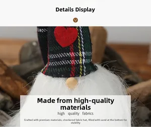 Détail d'un gnome de Noël avec bonnet à carreaux, cœur en feutre et base lestée