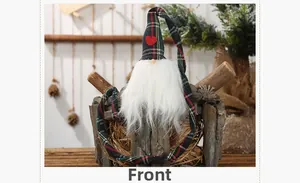 Vue de face du gnome de Noël en peluche dans un panier avec un cœur sur son chapeau