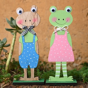 Detail van handgemaakte houten paaskikkers met kleurrijke outfits voor op bureau