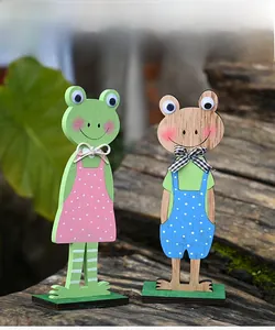 Detail van houten paaskikkers in polkadotpakjes op een natuurlijke houten boomstam