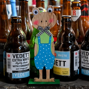 Handgemaakte houten paaskikker met stippenbroek voor Scandinavische tafeldecoratie