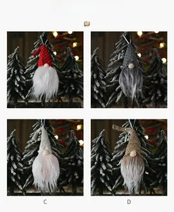 Quatre ornements de gnome de Noël lumineux en rouge, gris, blanc et doré à suspendre