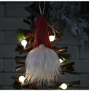 Gnome de Noël suspendu lumineux avec bonnet rouge tricoté et lumière LED chaude