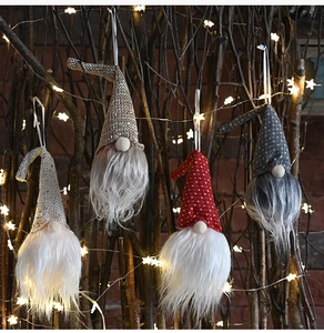 Détails de quatre gnomes de Noël festifs avec LED chaudes et motifs tricotés variés