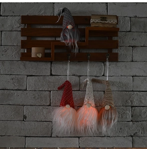 Gnomes de Noël LED lumineux avec bonnets en tricot et paillettes sur support en bois