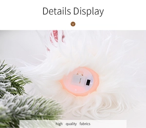 Détail du compartiment à piles et interrupteur sur la base du gnome de Noël en peluche