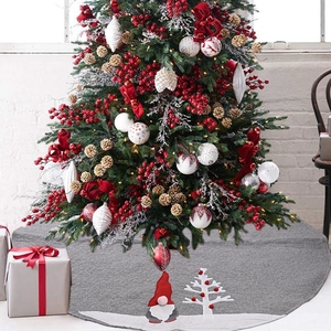 Détail d'un tapis de sapin de Noël gris avec motif gnome et sapin en tissu brodé
