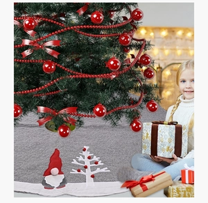 Détail du cache-pied de sapin de Noël 120cm gris avec gnomes et motifs festifs brodés