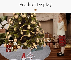 Détail du tapis de sapin de Noël 120 cm en lin gris avec gnome brodé et motifs de sapin
