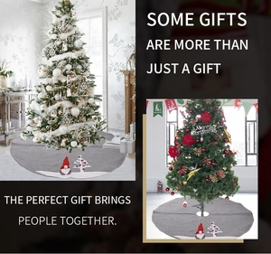 Détail du tapis de sapin de Noël gris en lin avec broderie gnome et bordure en peluche blanche
