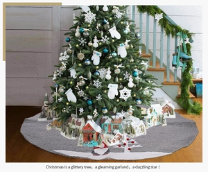 Détail du tapis de sapin de Noël en tricot gris avec motif de nain et pompons