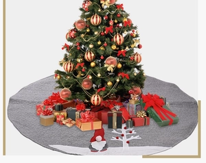 Détail du tapis de sapin de Noël gris en toile avec gnome et broderie festive