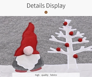 Détails du tapis de sapin de Noël en lin gris avec broderie de gnome et pompons rouges