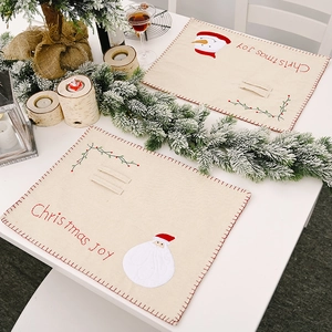 Détail du set de table en toile de jute avec broderie Père Noël et Bonhomme de neige