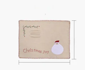 Détail du set de table de Noël en toile de jute avec Père Noël et porte-couverts