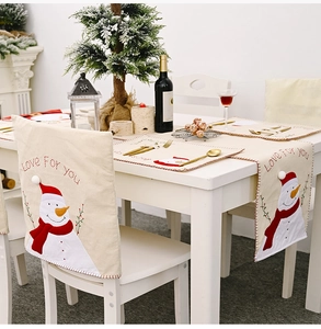 Détail d'un set de table de Noël en lin avec broderie bonhomme de neige et texte Love