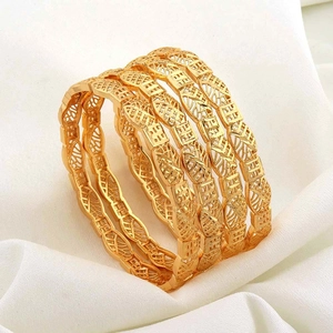Set di quattro bracciali rigidi placcati oro 24K con trama traforata su seta bianca